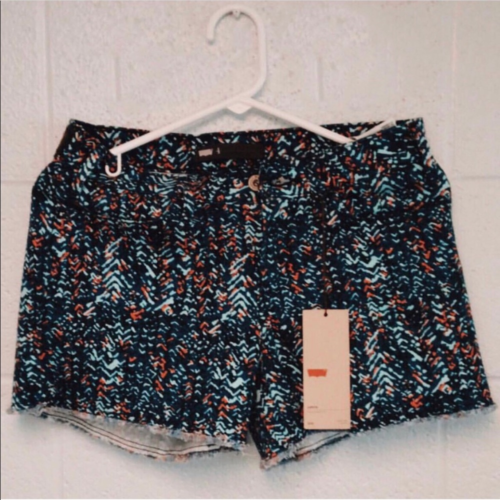 NEW with tag size 4 Levi Shorts